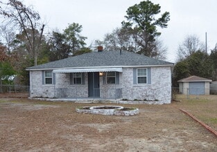 Building Photo - Nice 3 Bedroom w/ Great Fenced Back Yard