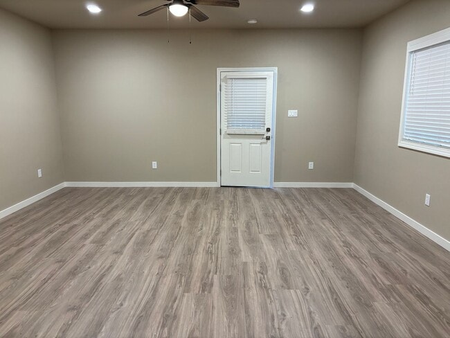 Building Photo - Available now! 1bed/1bath Great Neighborhood!