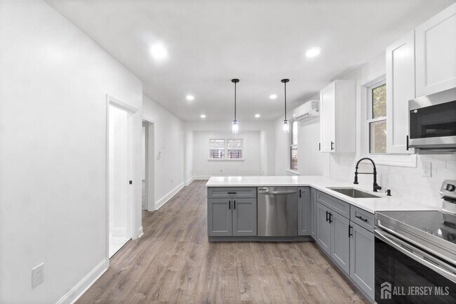 Building Photo - 427 Benner St