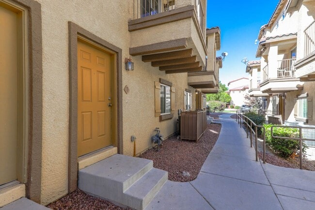Building Photo - 4 Bed and 4 Bath Townhome In Gated North Las Vegas Community