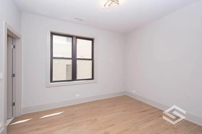 Building Photo - 4226 S Ellis Ave