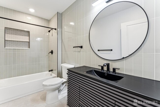 Building Photo - 84 Hollywood Ave