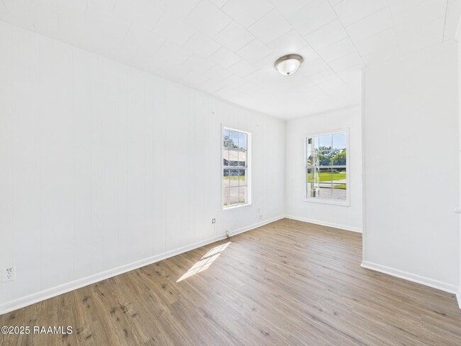 Building Photo - 711 E Lessley St