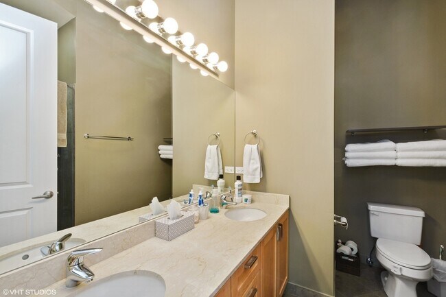 Building Photo - 902 N Elston Ave