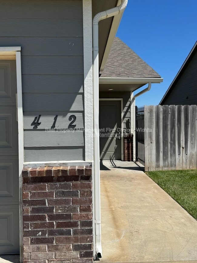 Building Photo - 412 S Longbranch Dr