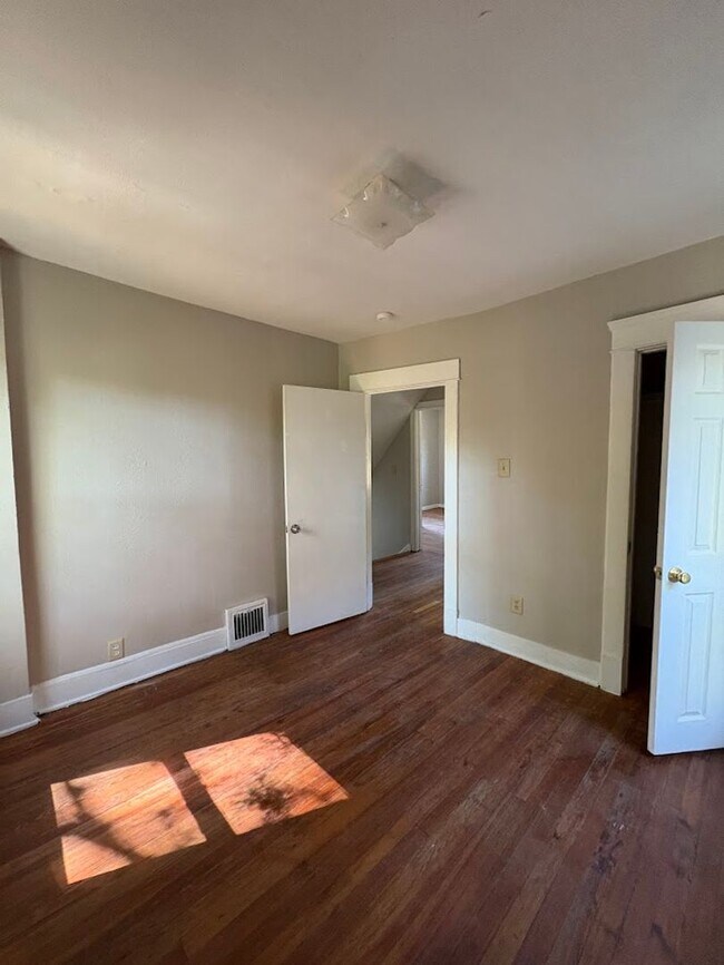 Building Photo - Four bedroom one bathroom home for rent