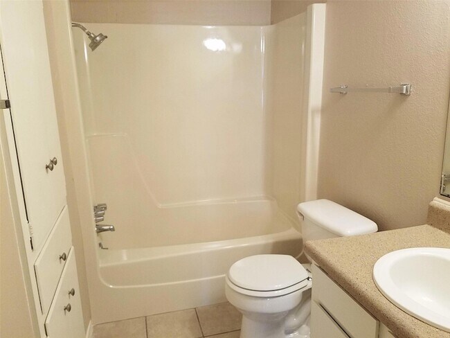 Building Photo - 3513 Westchester Ave