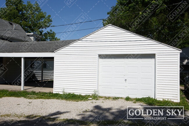 Building Photo - 1417 W Memorial Dr