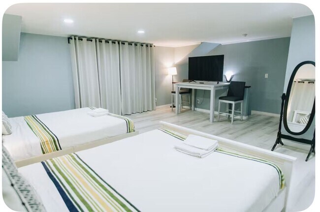 Building Photo - Furnished Home in HB