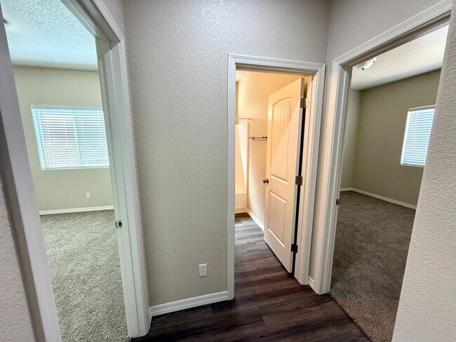 Building Photo - Move in Special~ $300 off Full Month's Ren...