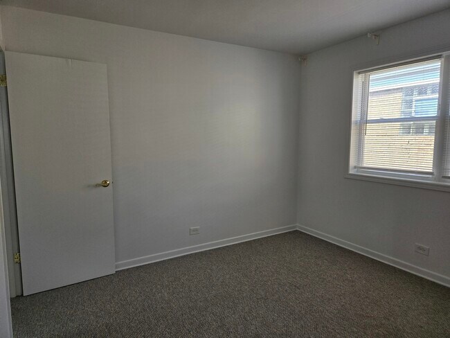 Building Photo - 6039 N Artesian Ave