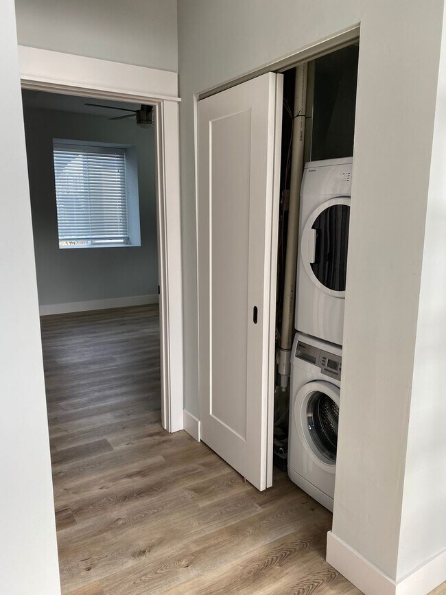 Building Photo - Modern 1 Bed, 2 Bath with Rooftop Patio! *...