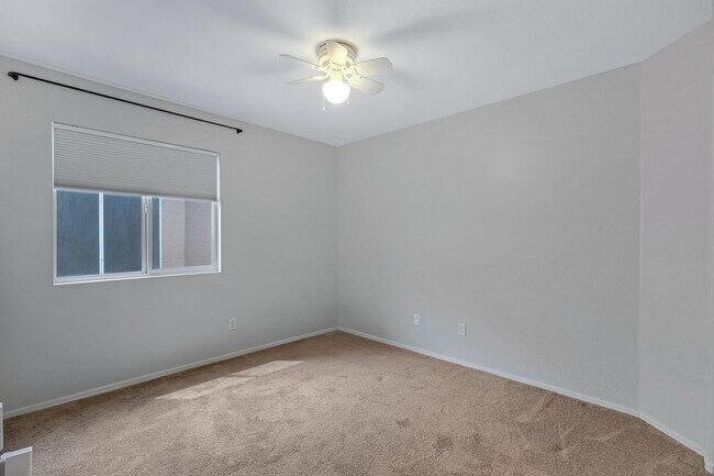 Building Photo - 4 Bedroom/2 Bathroom Remodeled home with S...