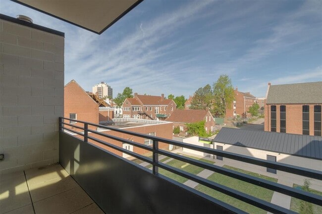 Building Photo - 1303 N Dewey Ave