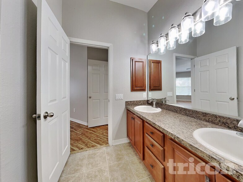 Building Photo - 14214 Edinburgh Moor Dr