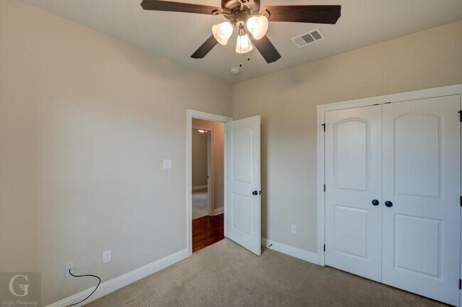 Building Photo - 650 Alder Ln