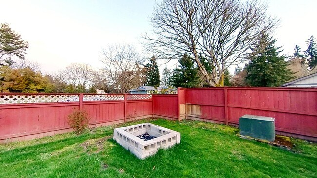 Building Photo - Open & spacious Beaverton duplex with fenc...