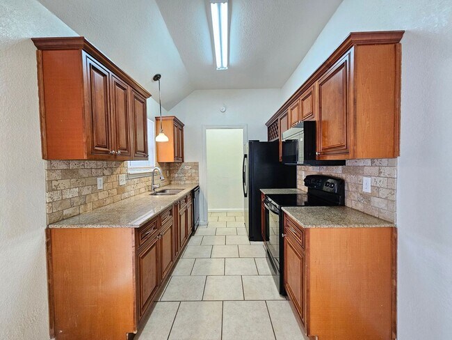 Building Photo - AVAILABLE NOW!