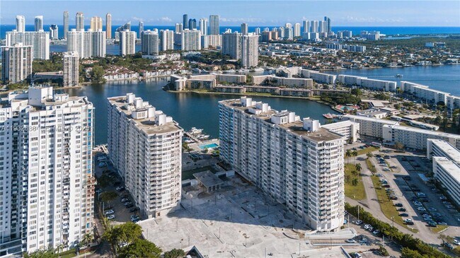 Building Photo - 18051 Biscayne Blvd