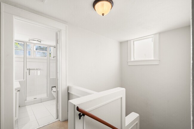 Building Photo - 1234 Beach Dr NE