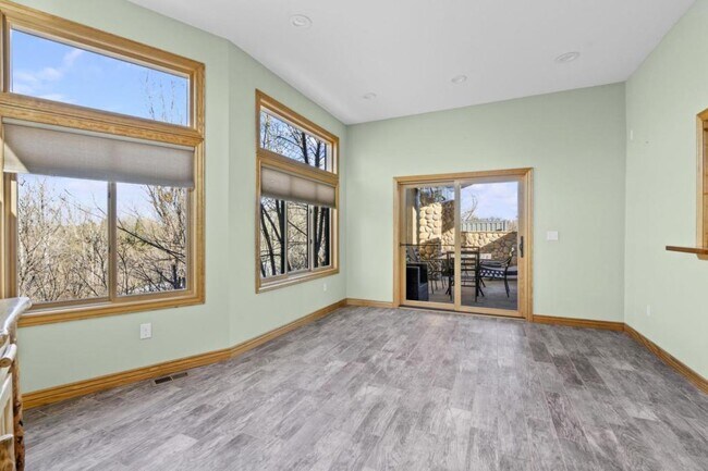 Building Photo - 306 Lona Dr