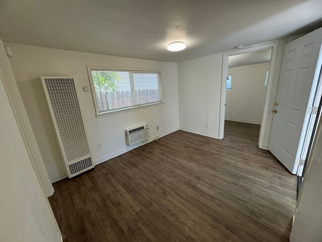 Building Photo - 1 Bedroom 1 Bath Home with a Large Outdoor...