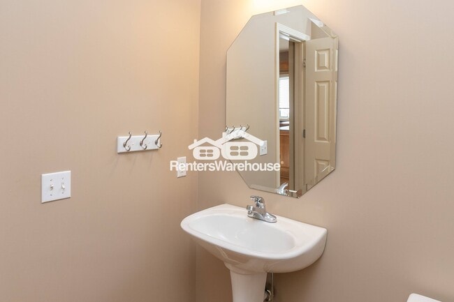 Building Photo - 5701 NE Hidden Meadow Dr