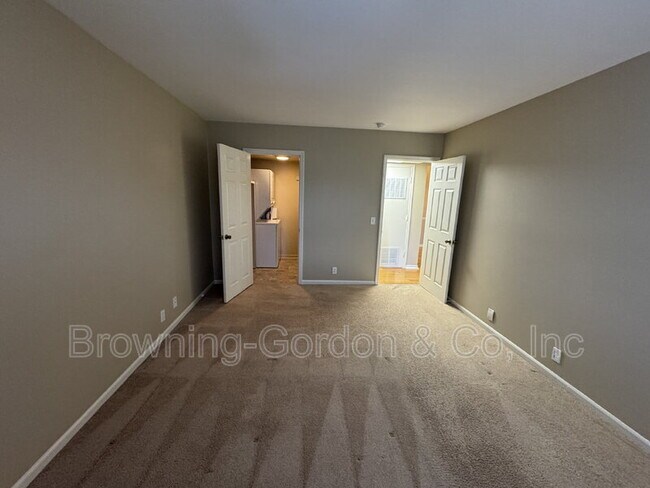 Building Photo - 5025 Hillsboro Pike