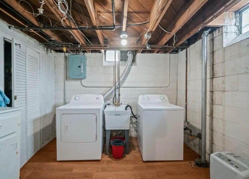 Building Photo - 1602 E Maple Rd