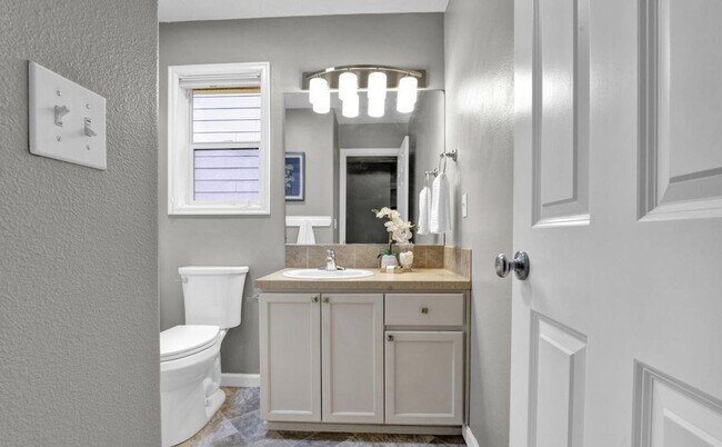 Building Photo - Beautiful 4 Bedroom Home in Desirable Willamette Landing!!