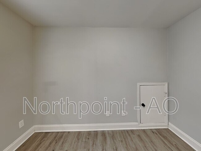 Building Photo - 1305 Sweetbriar Cir