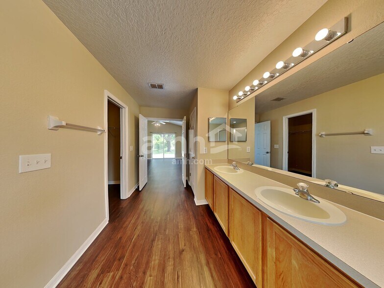 Building Photo - 3045 Rob Way