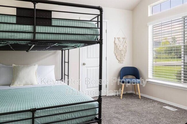 Building Photo - 879 N Traquair Pl
