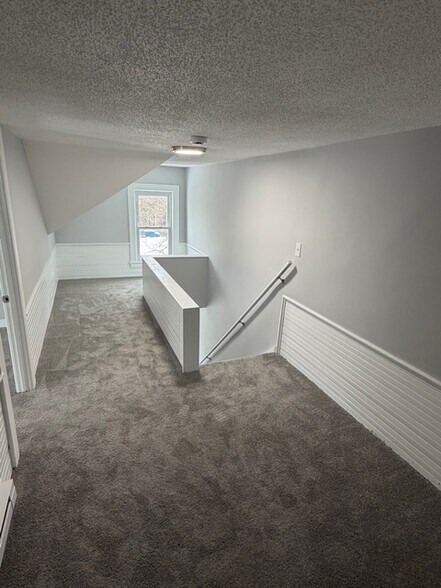 Building Photo - 122 River Rd