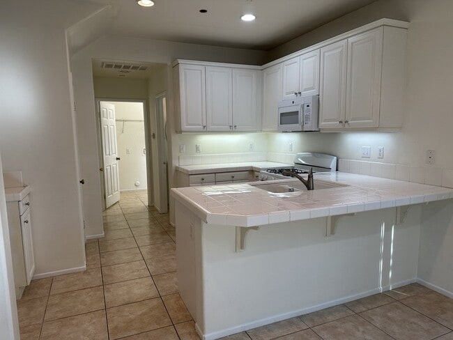 Building Photo - "Charming 3-Bedroom Riverside Retreat with 2.5 Baths – 1598 Sq Ft of Comfort on Winterberry Drive!"
