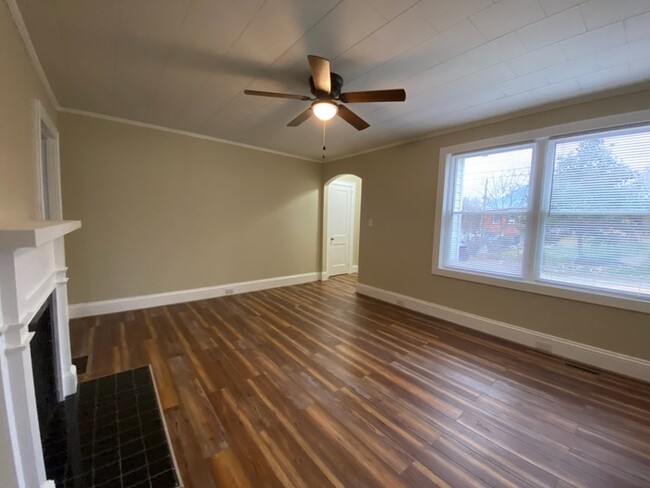 Building Photo - 2 Bedroom, 1 bath home with conditioned ba...