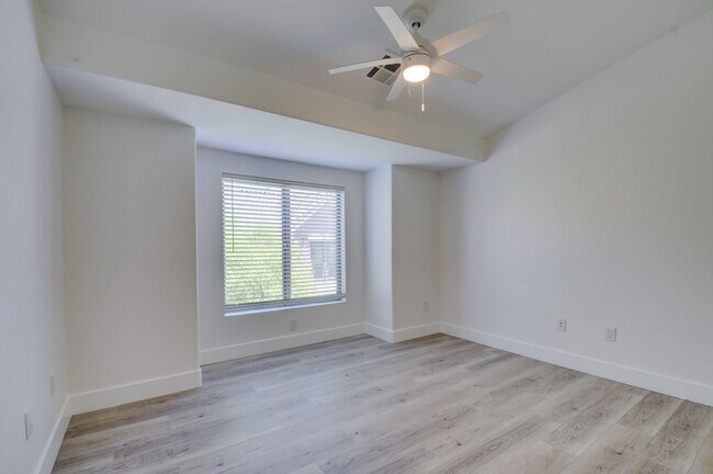 Building Photo - Gorgeous 3 bedroom 2.5 bathroom Townhome c...