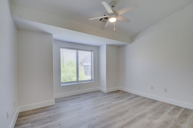 Building Photo - Gorgeous 3 bedroom 2.5 bathroom Townhome conveniently located in the heart of Henderson.