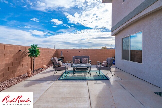 Building Photo - Beautiful townhome in desirable neighborho...