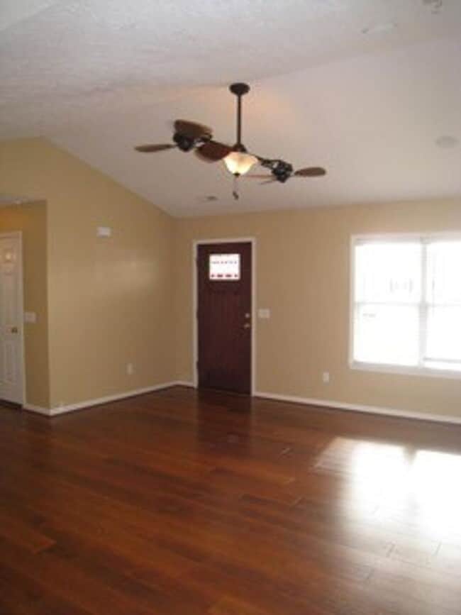 Building Photo - 3 Bedroom 2 Bath home with 2-car garage