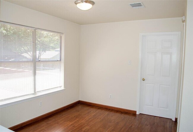 Building Photo - 505 Shant St