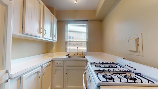 Building Photo - Dupont East Studio Apartment W/Private Roo...