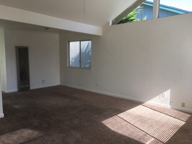 Building Photo - 3 bedroom 2 Bath House with 2 car garage in Rohnert Park
