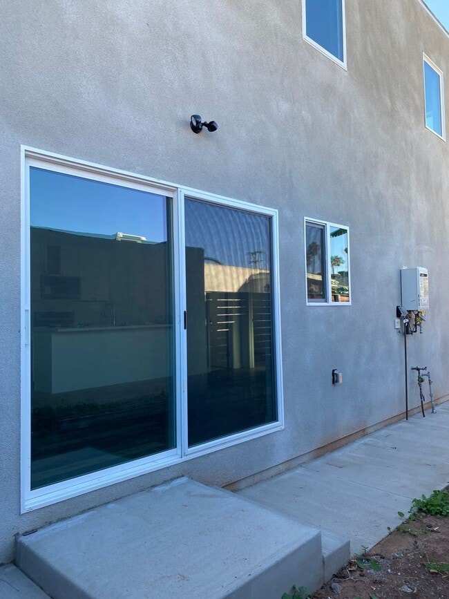 Building Photo - AVAILABLE FOR MOVE IN NOW!! Gorgeous brand...