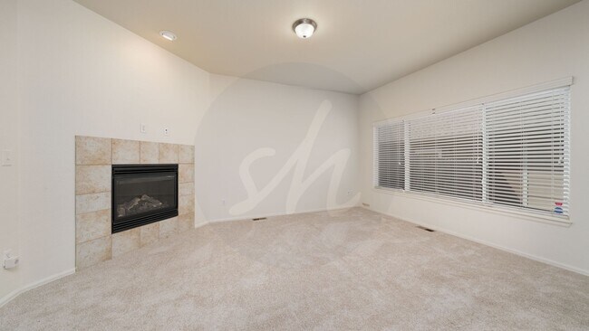 Building Photo - End-unit townhome in Soaring Eagles