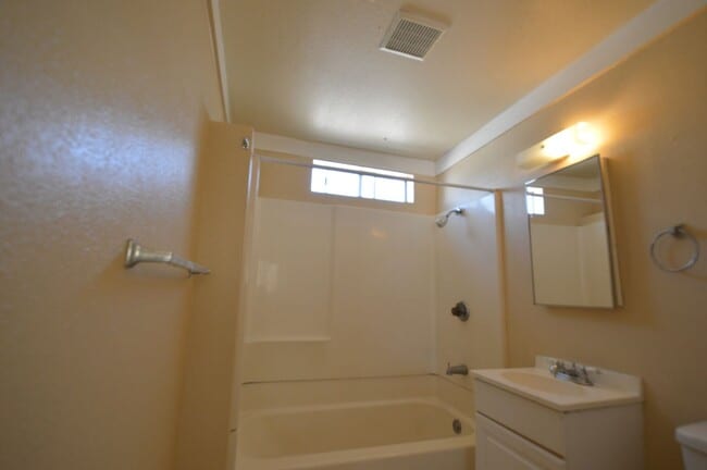 Building Photo - Detached Craftsman Cottage with Courtyard Charm – Low $1,000 Deposit