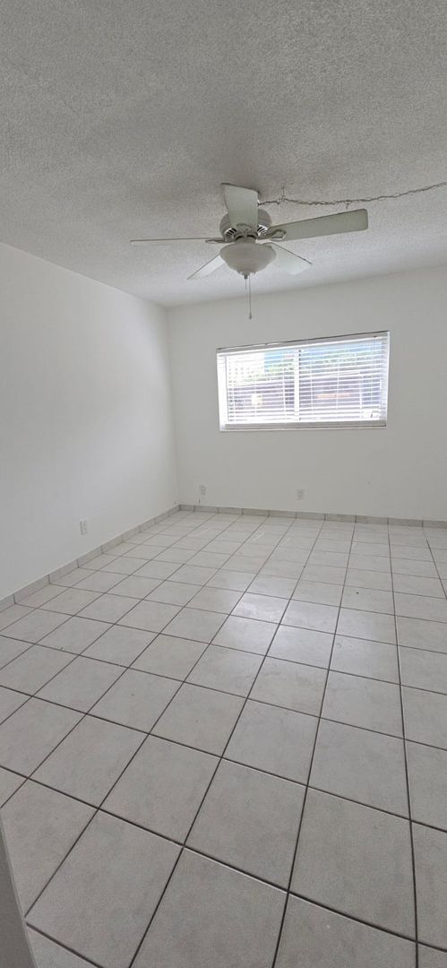 Building Photo - Spacious and modern 1-bedroom, 1-bathroom ...