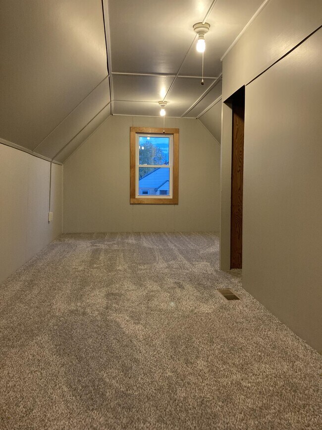 Building Photo - 630 W 7th Ave