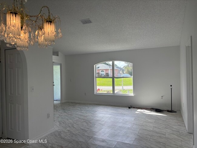 Building Photo - 443 Collings St SE