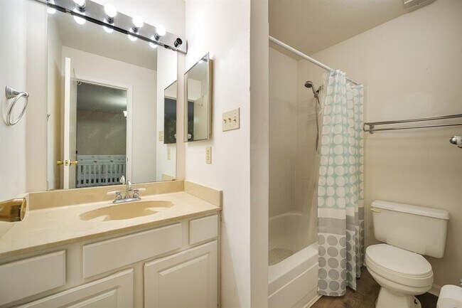 Building Photo - 9850 Pagewood Ln